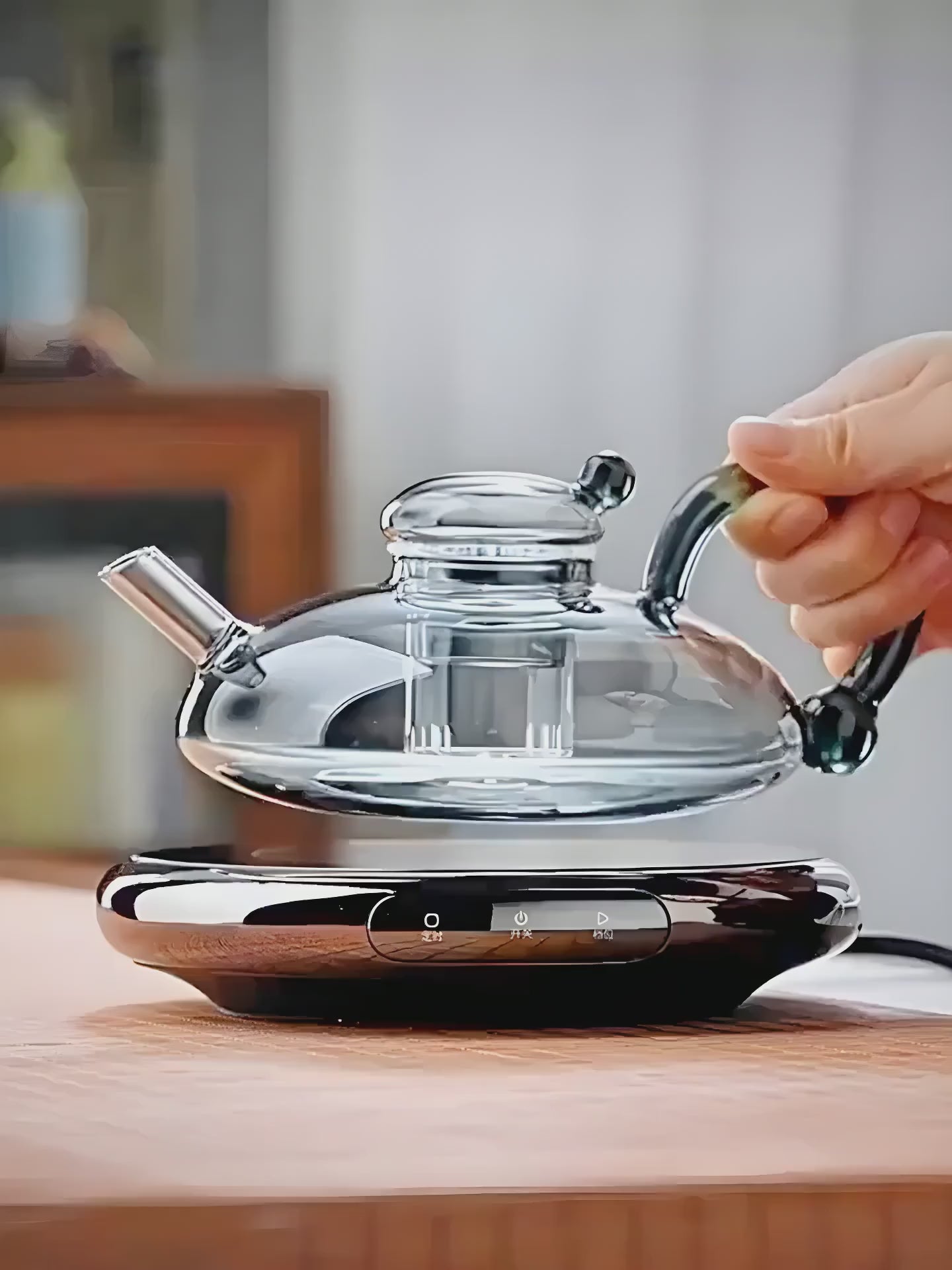 Video showcasing the Glass Flower Tea Teapot Set, featuring heat-resistant glass, British-style design, blooming tea brewing, and a luxury tea experience.