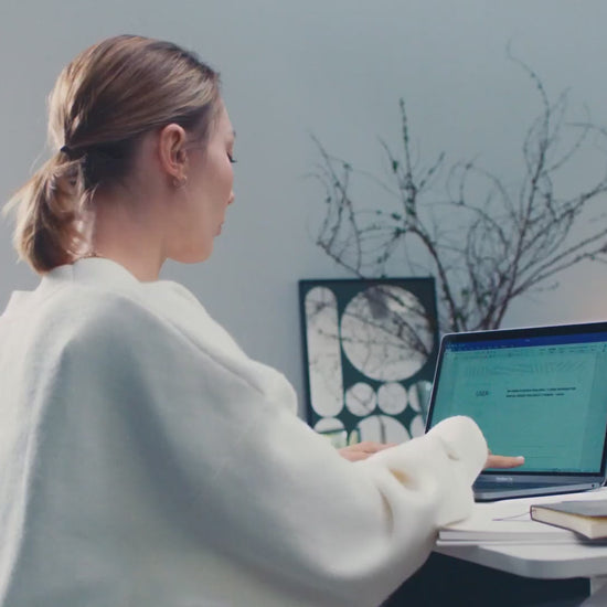 Demonstration video of the Flexi Spot E6 height adjustable electric desk showing dual motor function and ergonomic features for home office use