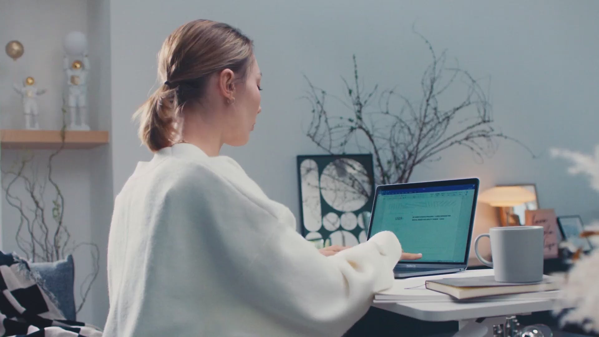Demonstration video of the Flexi Spot E6 height adjustable electric desk showing dual motor function and ergonomic features for home office use